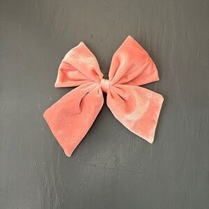 🎀 Pink velvet hair bow with clip attached